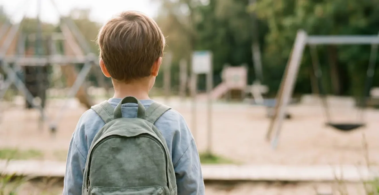 Scène évoquant la protection des enfants contre les accidents sans responsable identifié