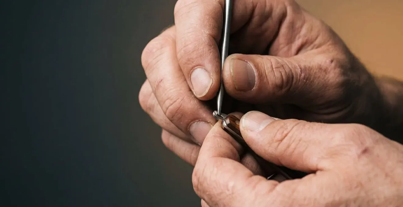 Gros plan sur des mains en action symbolisant l'expertise professionnelle et la technicité d'un métier